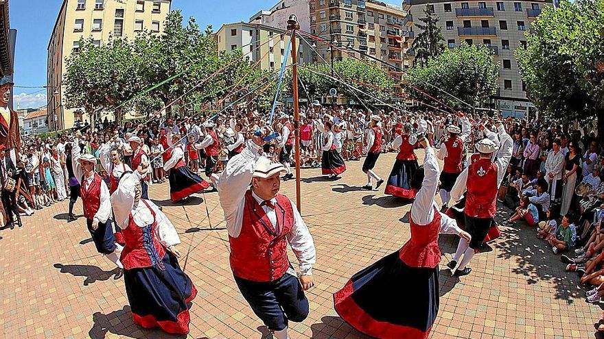 Componentes de Larratz Dantzari Taldea realizan un espectáculo en la plaza de la Iglesia. | FOTO: OSKAR MONTERO