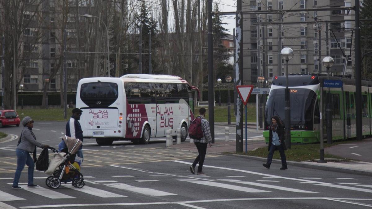 Personas cruzando un paso de cebra de la calle Portal de Foronda