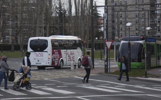 Personas cruzando un paso de cebra de la calle Portal de Foronda