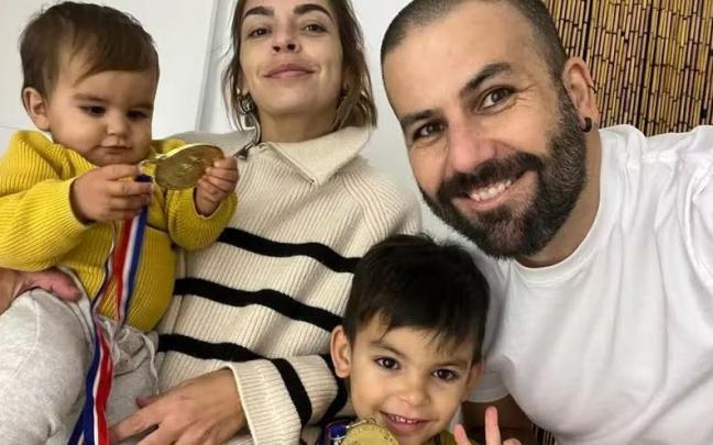 Anna y Victor, con sus dos hijos, Gael y Aniol, que tienen las medallas de la Behobia de 2012.