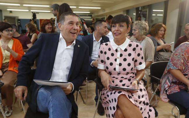 El coordinador general de EH Bildu, Arnaldo Otegi, con la candidata en Gasteiz, Rocío Vitero El coordinador general de EH Bildu, Arnaldo Otegi, con la candidata en Gasteiz, Rocío Vitero