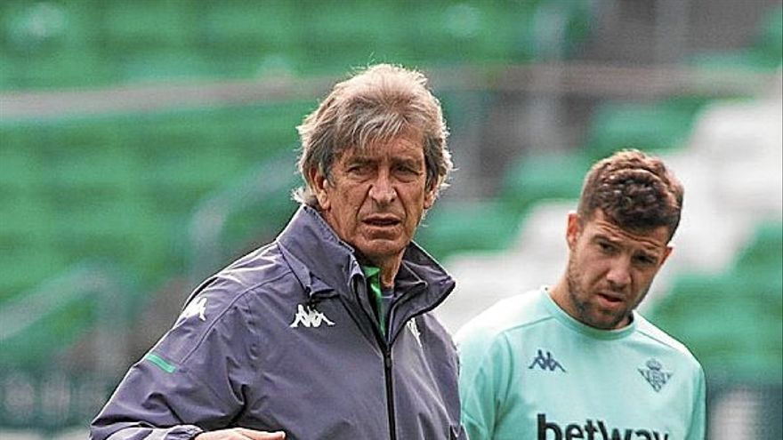 Manuel Pellegrini junto a Ruibal.