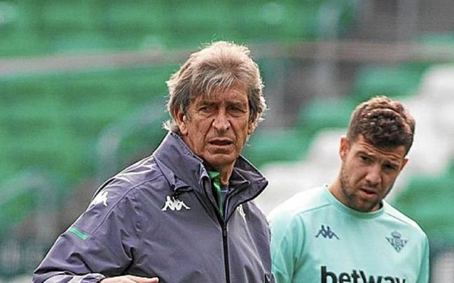 Manuel Pellegrini junto a Ruibal.
