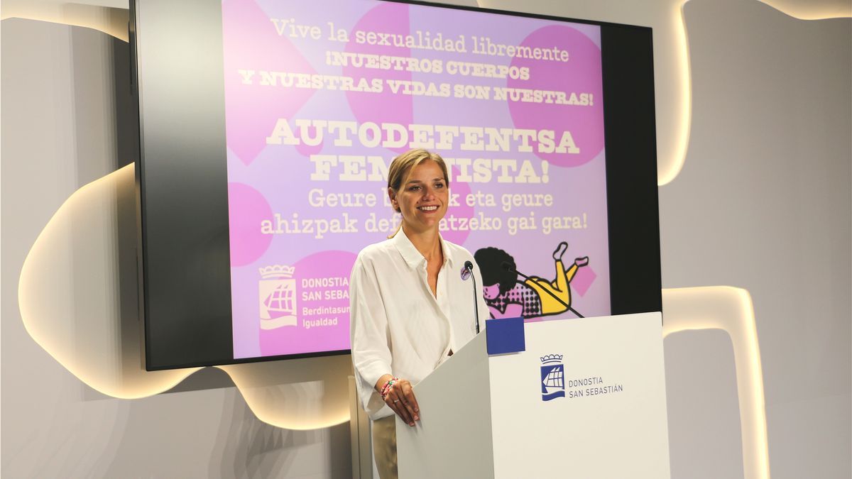 La concejala de Igualdad, Ane Oyarbide, en la presentación de la campaña antiagresiones de las fiestas.