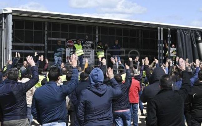 Asamblea de transportistas durante el paro del pasado mes de abril Asamblea de transportistas durante el paro del pasado mes de abril
