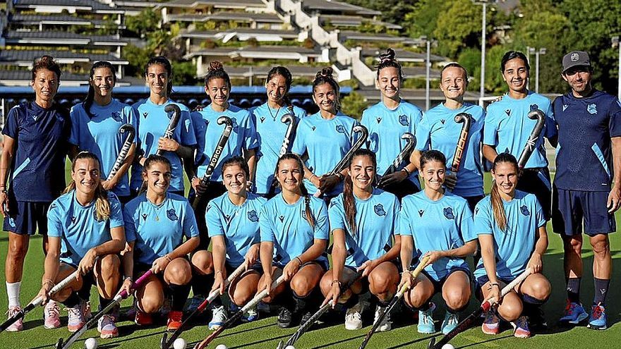 Fotografía de familia de la plantilla txuri-urdin. | FOTO: REAL SOCIEDAD