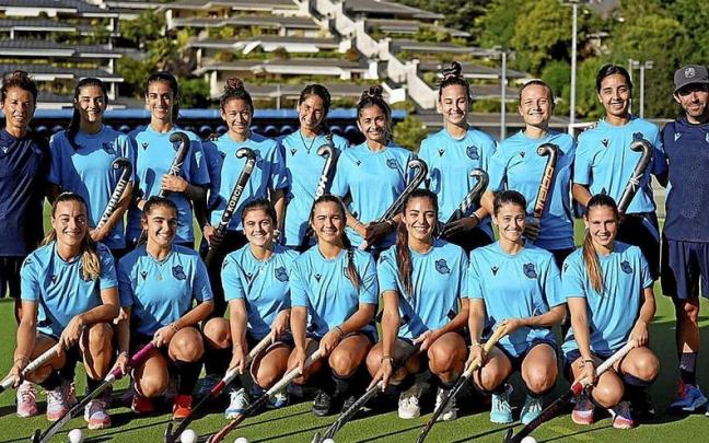 Fotografía de familia de la plantilla txuri-urdin. | FOTO: REAL SOCIEDAD Fotografía de familia de la plantilla txuri-urdin. | FOTO: REAL SOCIEDAD