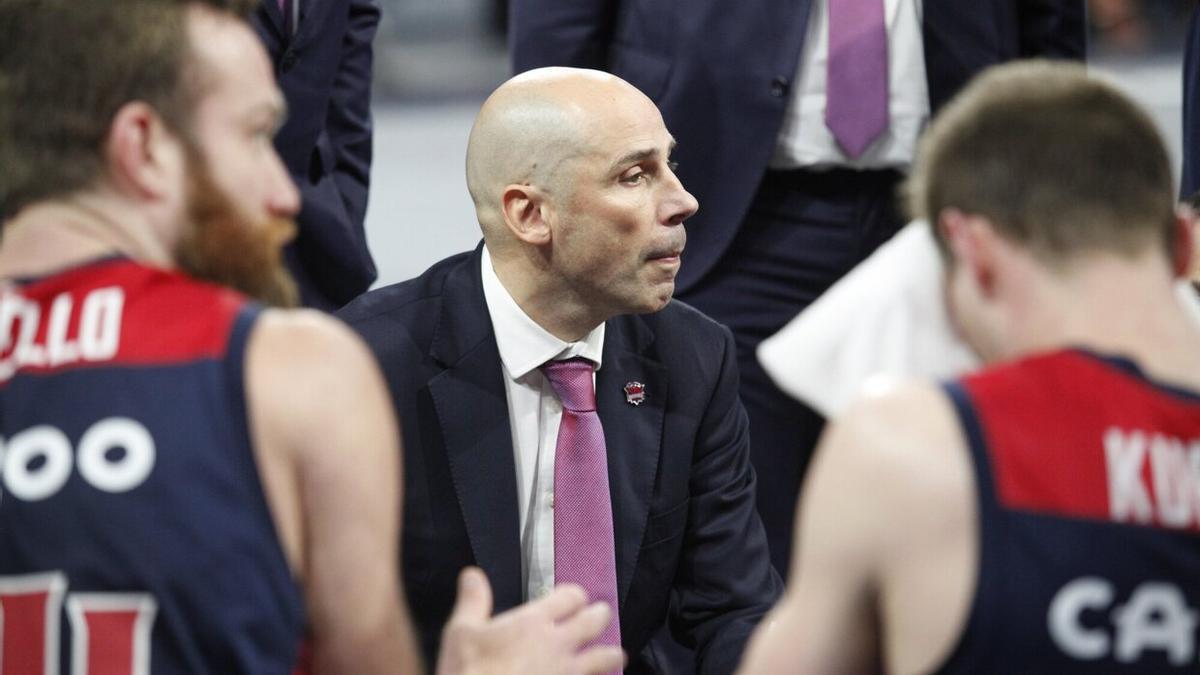 Joan Peñarroya charla con sus jugadores durante un tiempo muerto