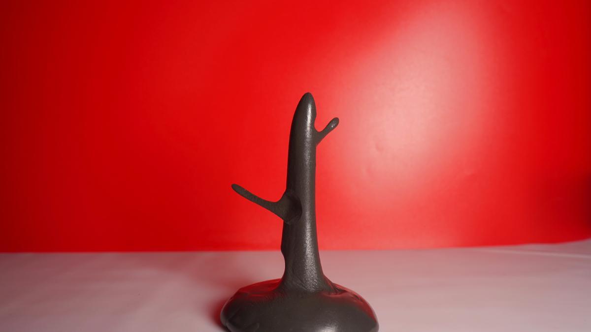 Bloque de material convertido en un árbol.