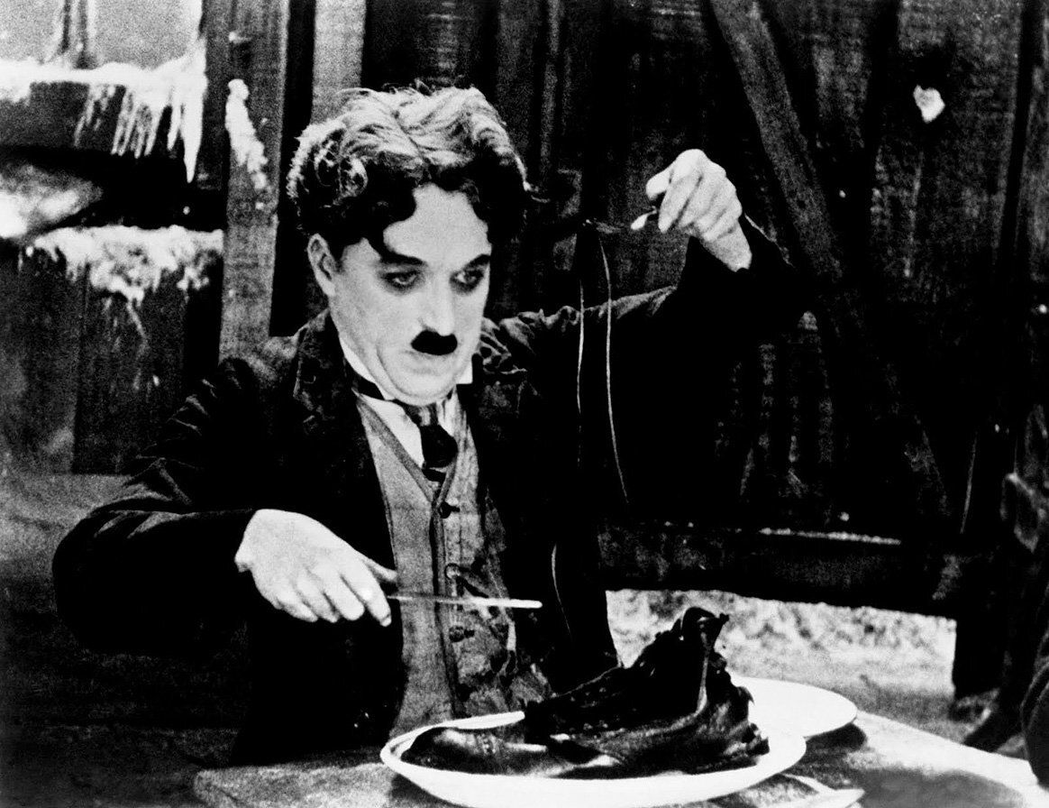 Charles Chaplin en una escena de 'La quimera de oro'.