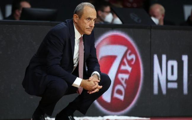 Messina, pensativo durante un partido de este curso.