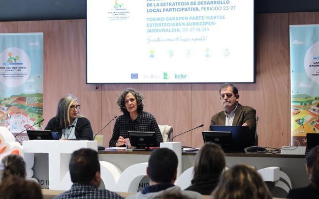 La consejera Gómez, en un momento de su intervención. Le acompañan la presidenta de TEDER, Carmen Puerta; y el gerente, Iñigo Nagore