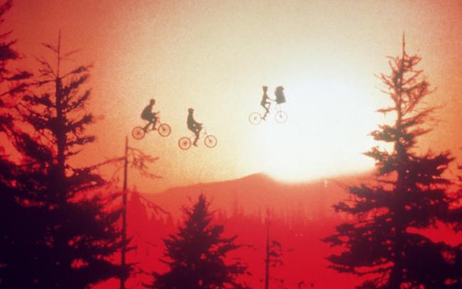 Un momento de la película E.T. Un momento de la película E.T.