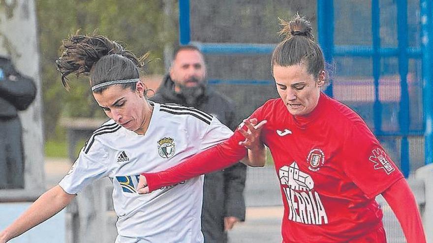 Duelo por el balón en el Berriozar-Burgos.