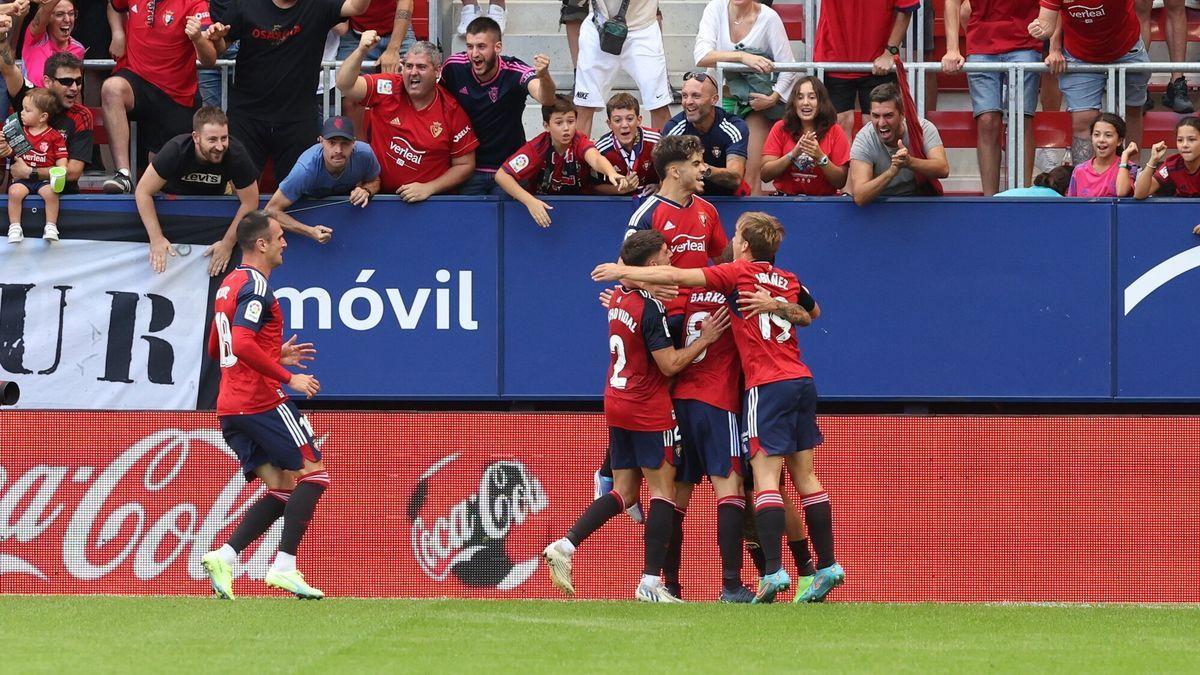 Los jugadores rojillos celebran el gol de la victoria.