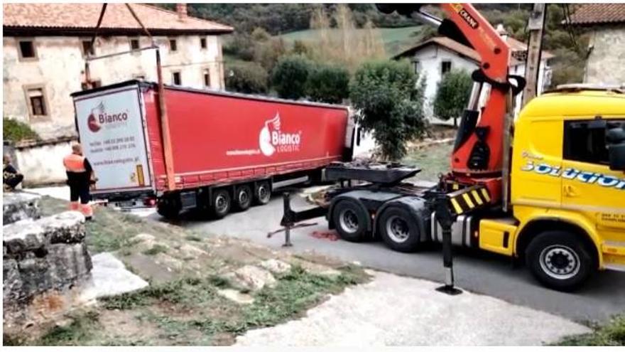 Maniobras con un camión atascado en Etulain