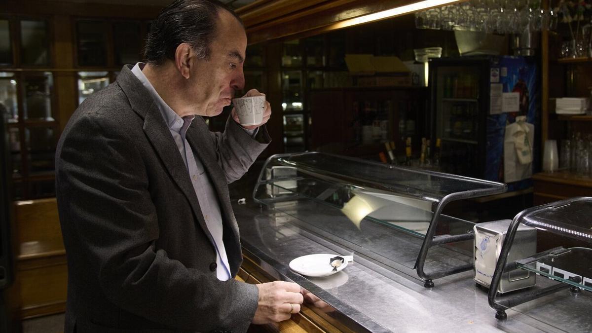 Carlos García Adanero toma un café durante la entrevista con este periódico, justo al mismo tiempo que le nombraban candidato a la alcaldía de Pamplona