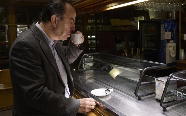 Carlos García Adanero toma un café durante la entrevista con este periódico, justo al mismo tiempo que le nombraban candidato a la alcaldía de Pamplona Carlos García Adanero toma un café durante la entrevista con este periódico, justo al mismo tiempo que le nombraban candidato a la alcaldía de Pamplona