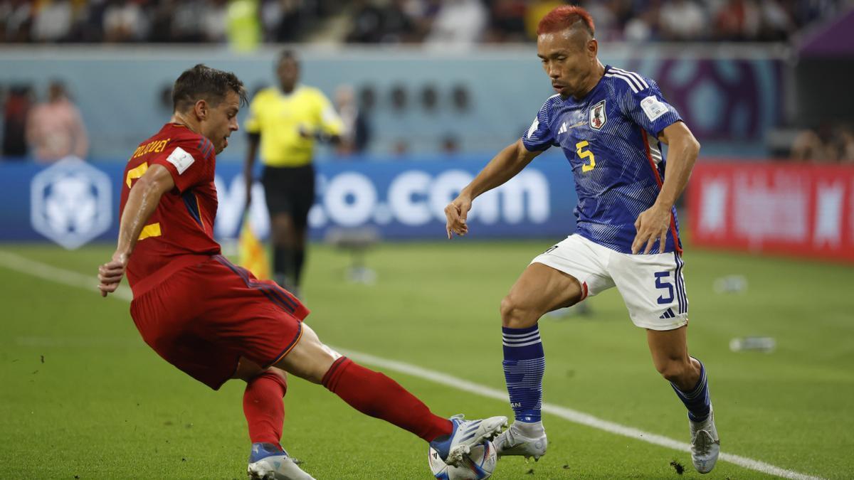 César Azpilicueta, pugnando por el balón con el japonés Yuto Nagatomo.