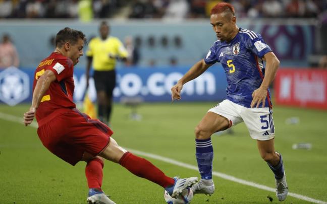 César Azpilicueta, pugnando por el balón con el japonés Yuto Nagatomo.