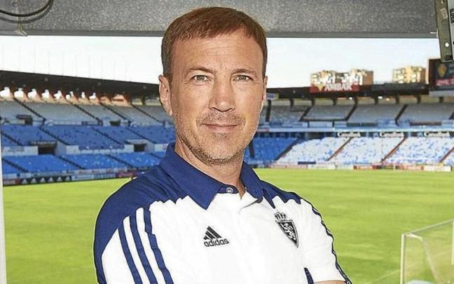 Alberto Belsué, exjugador del Alavés, posa en La Romareda como delegado del Zaragoza.