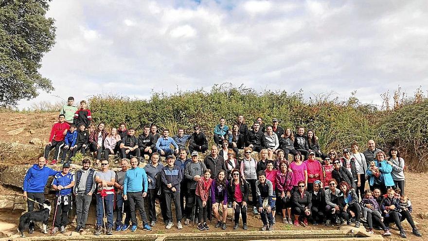 Los vecinos y vecinas de Pueyo/Poiu acuden a la inauguración de la nueva ruta.