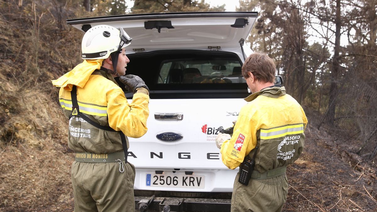 Dos guardas forestales del servicio de Montes de la Diputación de Bizkaia.