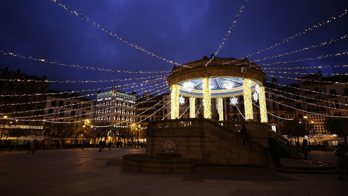 Kiosco de la Plaza del Castillo iluminado