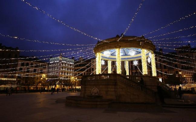 Kiosco de la Plaza del Castillo iluminado