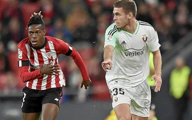 Diego Moreno señala el balón en presencia de Nico Williams. Diego Moreno señala el balón en presencia de Nico Williams.