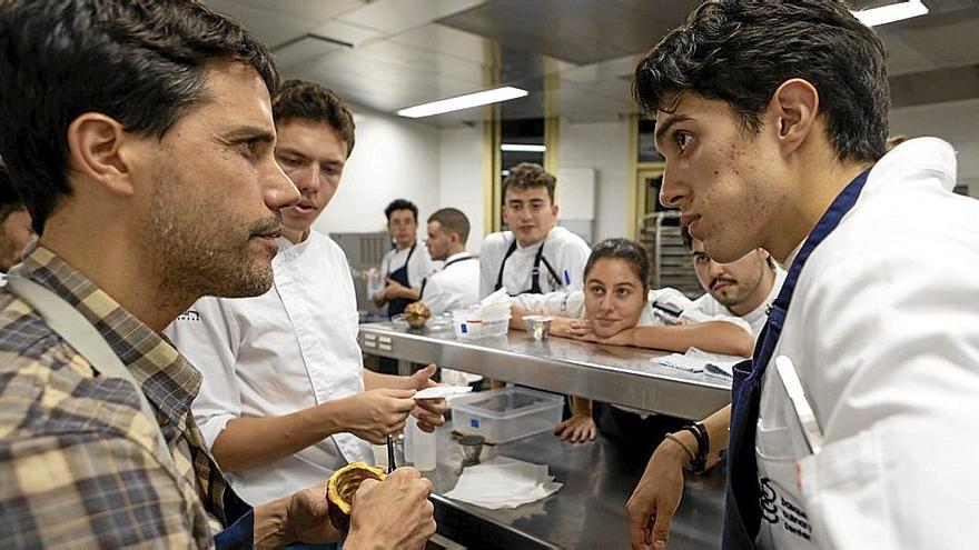 A la izquierda, en el servicio con alumnos del Basque Culinary Center.