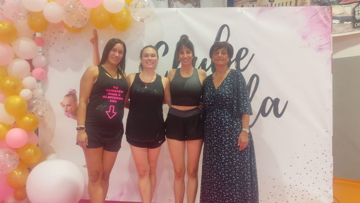 La camiseta que lucía una futura mamá en honor a Almudena Cid