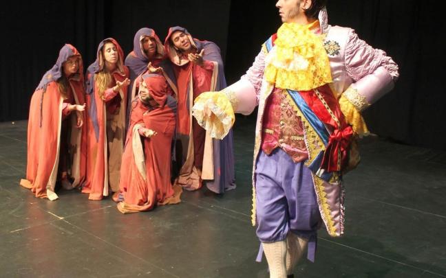 Un momento del ensayo de la obra ‘El trepa de palacio’ que se pondrá en escena en Pabellón 6 del 19 al 28 de este mes. Un momento del ensayo de la obra ‘El trepa de palacio’ que se pondrá en escena en Pabellón 6 del 19 al 28 de este mes.