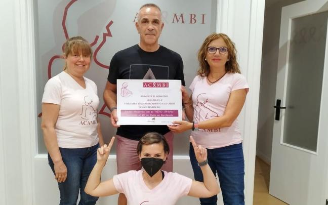 Javier Abaurrea hizo entrega del cheque en la sede de la asociaci&oacute;n.