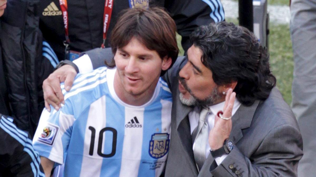 Lionel Messi y Diego Maradona, tras un partido del Mundial de Sudáfrica. Lionel Messi y Diego Maradona, tras un partido del Mundial de Sudáfrica.