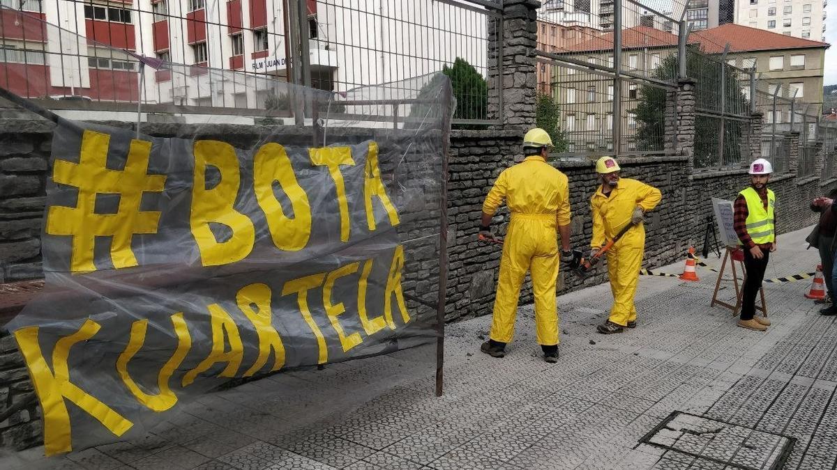 Un momento de la acción directa no violenta del 26 de noviembre en el exterior del cuartel militar de Bilbao.