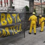 Un momento de la acci&oacute;n directa no violenta del 26 de noviembre en el exterior del cuartel militar de Bilbao.