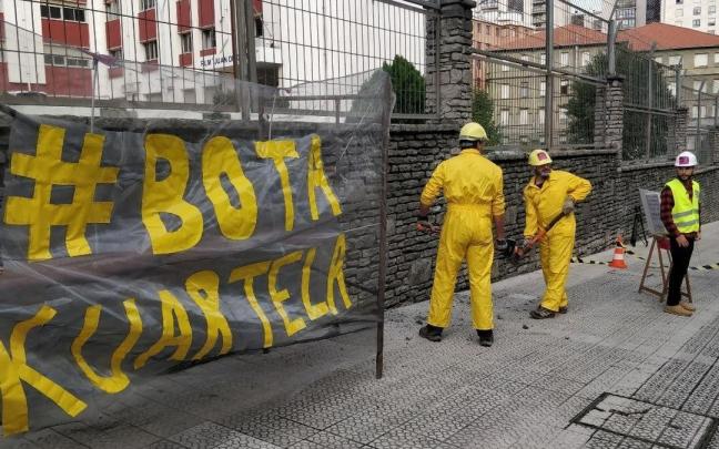 Un momento de la acci&oacute;n directa no violenta del 26 de noviembre en el exterior del cuartel militar de Bilbao.