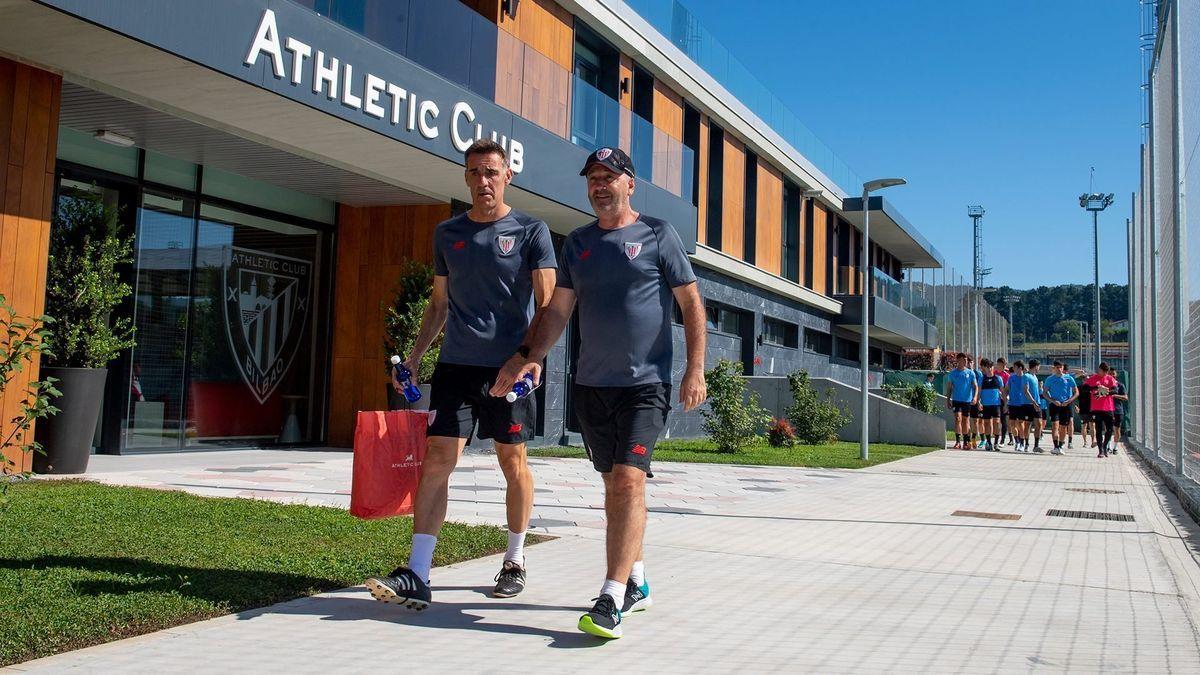 Jon Solaun y Bingen Arostegi, segundo y primer entrenador del Bilbao Athletic, en Lezama.