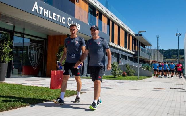 Jon Solaun y Bingen Arostegi, segundo y primer entrenador del Bilbao Athletic, en Lezama. Jon Solaun y Bingen Arostegi, segundo y primer entrenador del Bilbao Athletic, en Lezama.