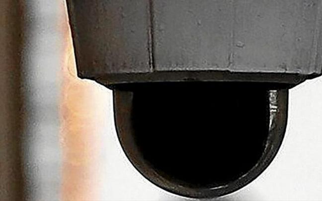 Una c&aacute;mara domo: graban en 360 grados y tienen visi&oacute;n nocturna. | FOTO: EFE