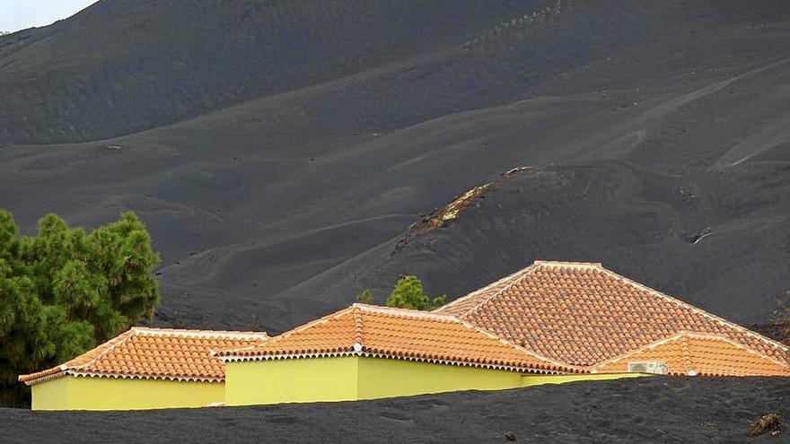 Casas engullidas en la ladera del Tajogaite.