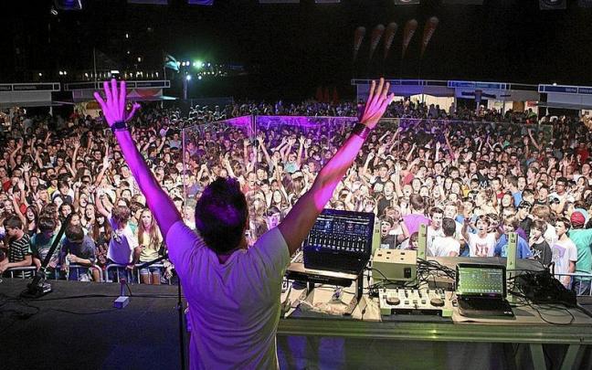 Cientos de jóvenes, donostiarras y visitantes, disfrutan de la música en la terraza del Kursaal.