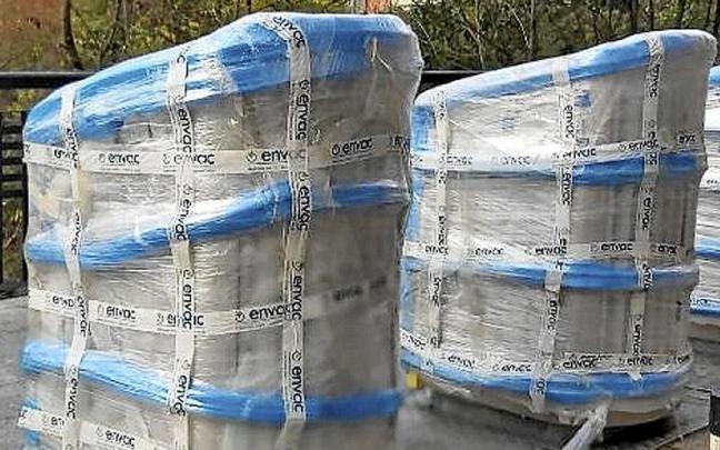 Una de las baterías de contenedores para la recogida neumática de basuras que se ha instalado en la calle José Matía de Laudio.