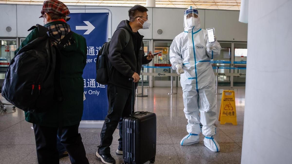 Un control anticovid en el aeropuerto internacional de Pekín.