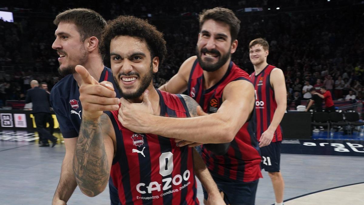 Howard y Dani Díez celebran el triunfo frente al Real Madrid.