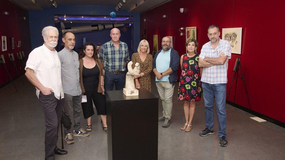 Daniel Otegui, Tomás Casado, Paloma Portillo y Javier Armentia junto a varios de los artistas en la presentación del XV Encuentro.