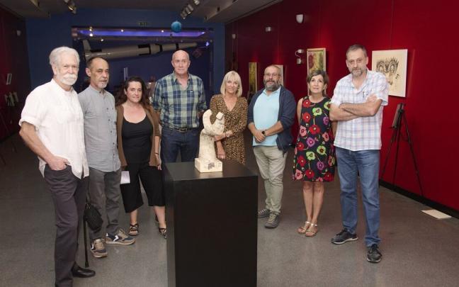 Daniel Otegui, Tomás Casado, Paloma Portillo y Javier Armentia junto a varios de los artistas en la presentación del XV Encuentro. Daniel Otegui, Tomás Casado, Paloma Portillo y Javier Armentia junto a varios de los artistas en la presentación del XV Encuentro.