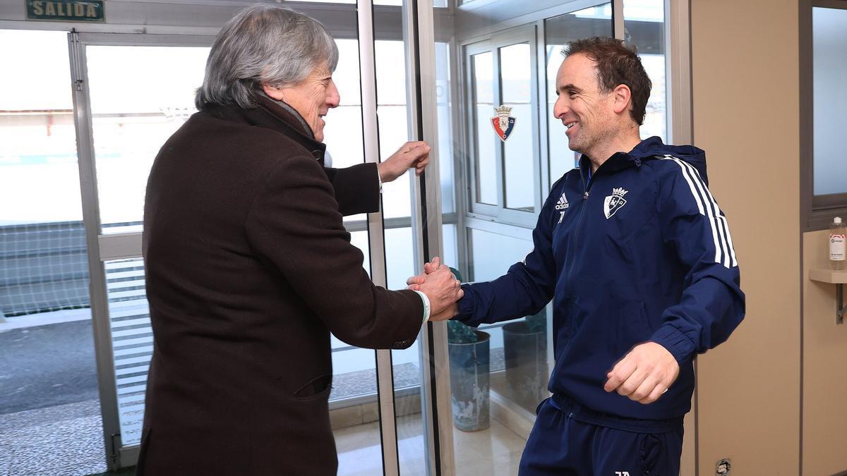 Enrique Martín y Jagoba Arrasate, pasado, presente y futuro de Osasuna, se saludan en la recepción del edificio principal de Tajonar.