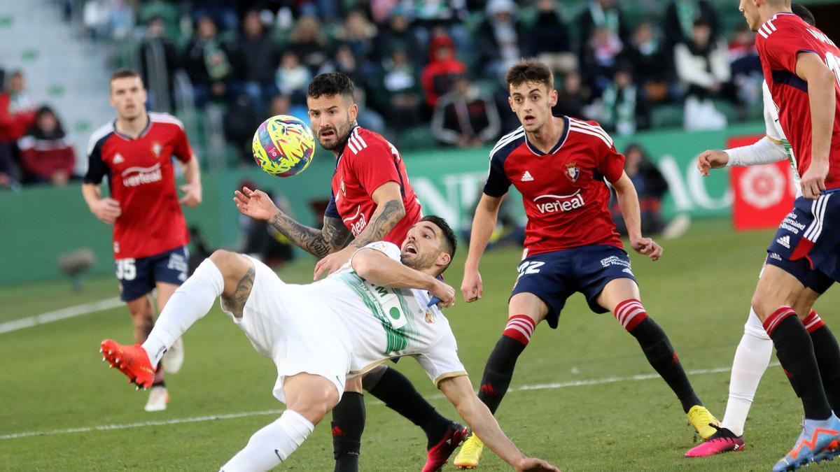 Imagen del encuentro entre Elche y Osasuna.